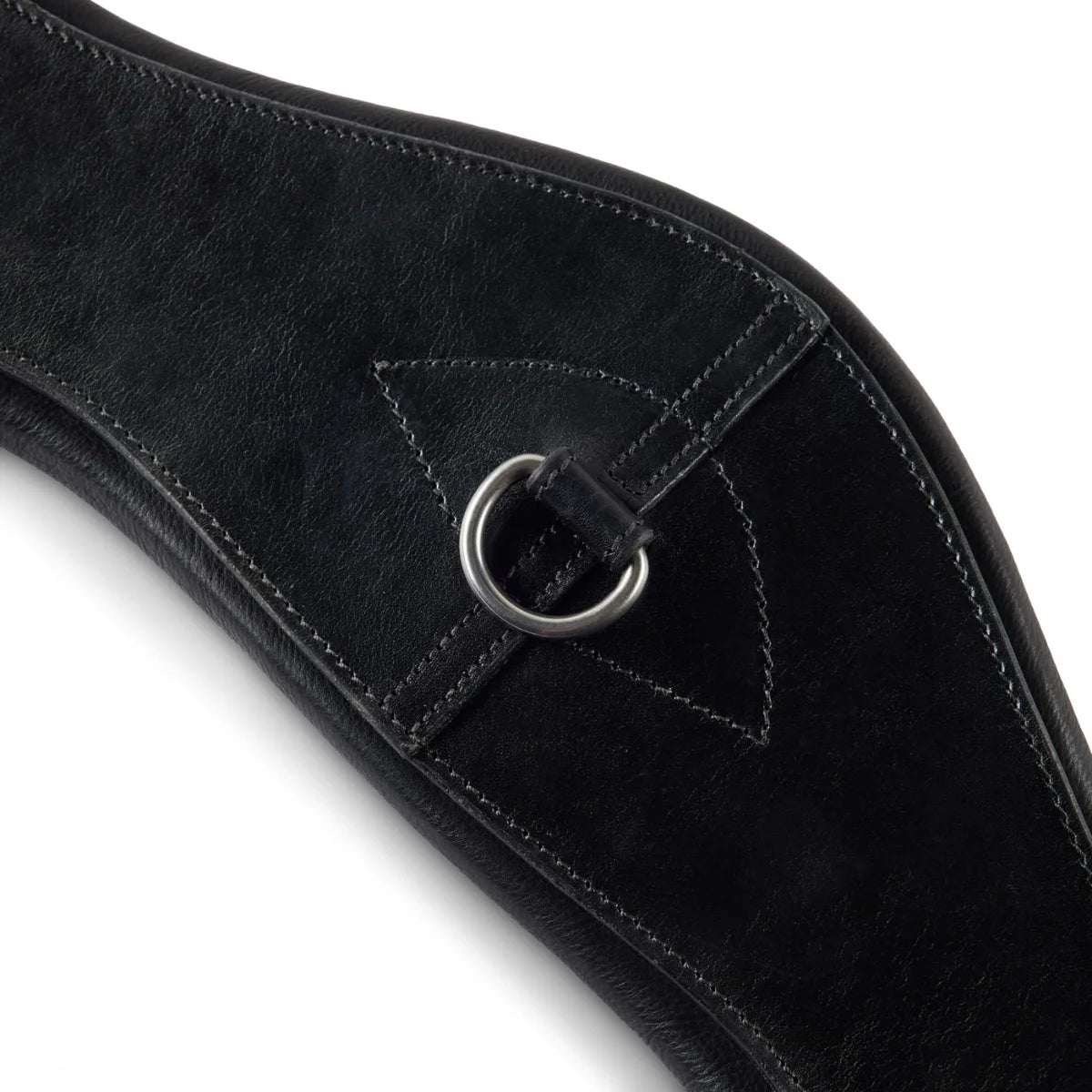 Close-up of the central D-ring and stitching on the sternum plate of the Black EcoRider SeamFree Anatomic Dressage Girth.